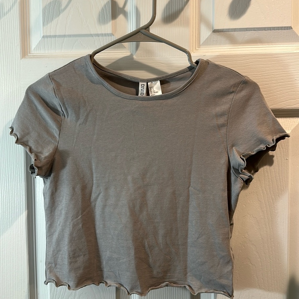 H&M DEVIDED TSHIRT SIZE S PETITE